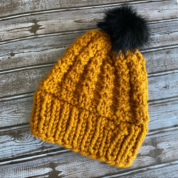 Chunky Knitted Butterscotch Beanie with Faux Fur Pom Pom New - Picture 1 of 2
